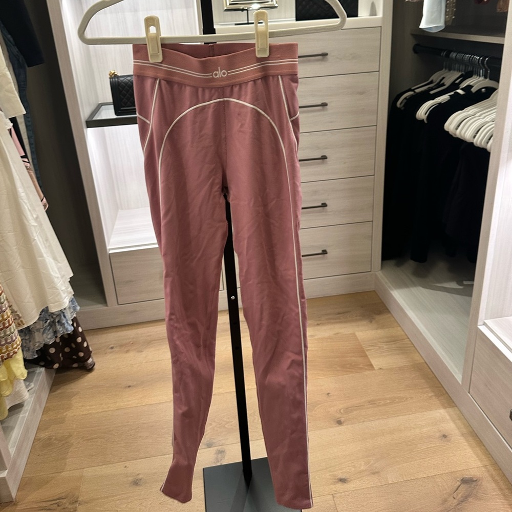 ALO Yoga Heartthrob Leggings in Pink